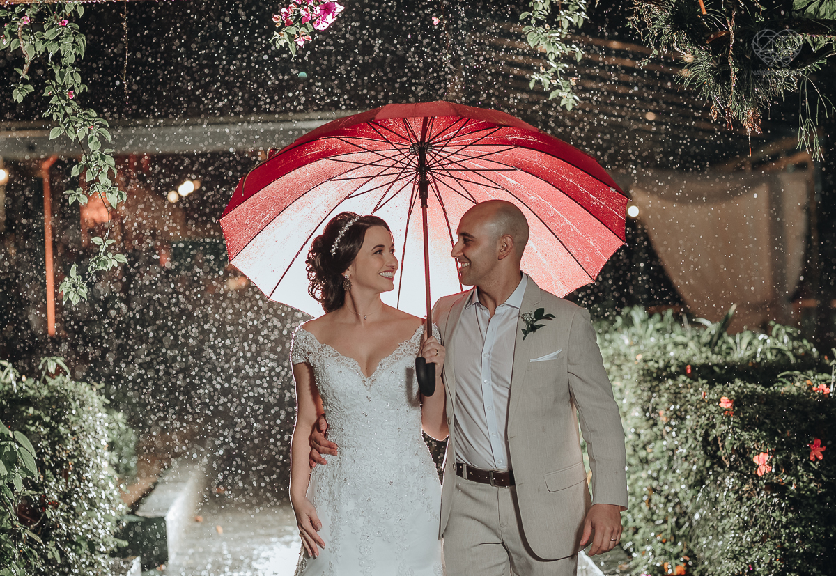 casamento rustico de dia com chuva em santos sao vicente golf clube noivo com terno bege e noiva com vestido de renda fotos da fotografa premiada nayara andrade casamento rustico de dia com chuva em santos sao vicente golf clube noivo com terno bege e noi