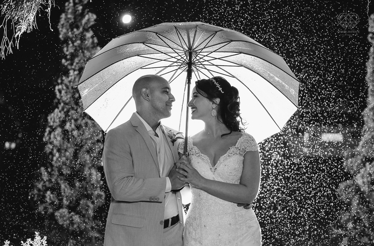 casamento rustico de dia com chuva em santos sao vicente golf clube noivo com terno bege e noiva com vestido de renda fotos da fotografa premiada nayara andrade 