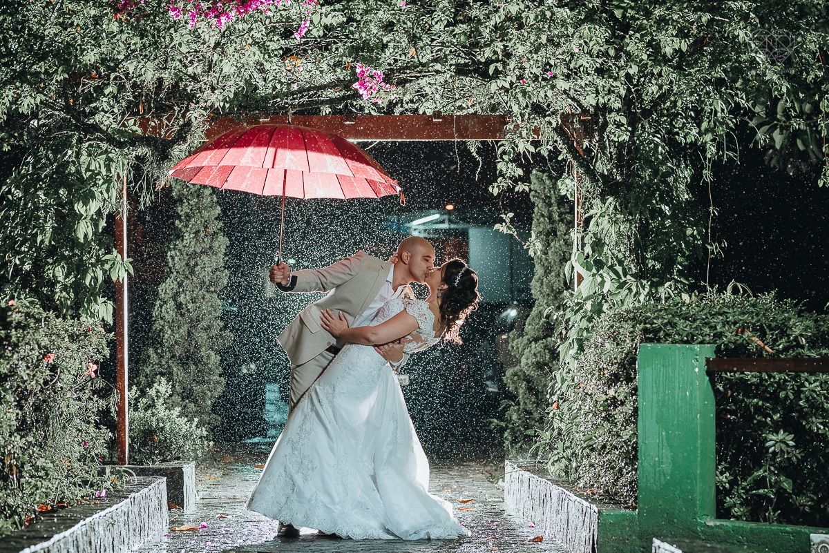 casamento rustico de dia com chuva em santos sao vicente golf clube noivo com terno bege e noiva com vestido de renda fotos da fotografa premiada nayara ancasamento rustico de dia com chuva em santos sao vicente golf clube noivo com terno bege e noidrade 