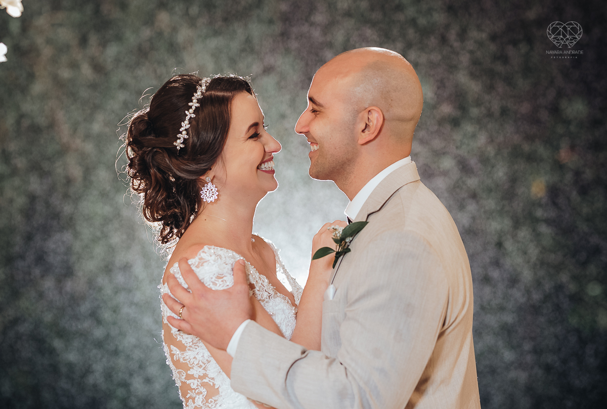 casamento rustico de dia com chuva em santos sao vicente golf clube noivo com terno bege e noiva com vestido de renda fotos da fotografa premiada nayara andrade  fotos externas na chuva com guarda chuva de casamento