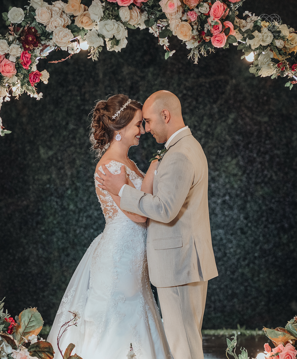 casamento rustico de dia com chuva em santos sao vicente golf clube noivo com terno bege e noiva com vestido de renda fotos da fotografa premiada nayara andrade  fotos externas na chuva com guarda chuva de casamento