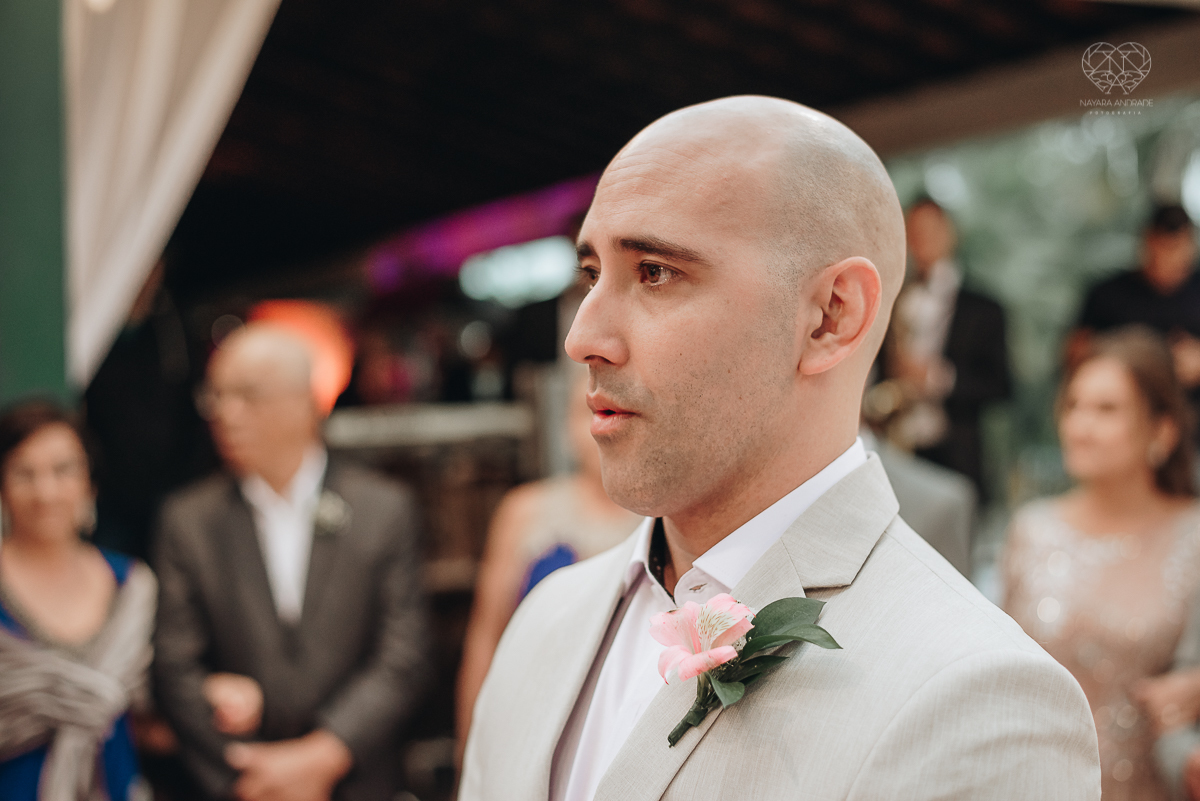casamento rustico de dia com chuva em santos sao vicente golf clube noivo com terno bege e noiva com vestido de renda fotos da fotografa premiada nayara andrade 