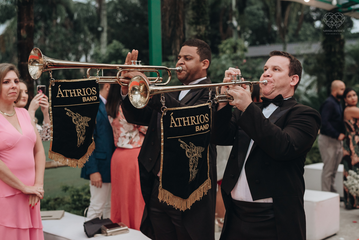 casamento rustico de dia com chuva em santos sao vicente golf clube noivo com terno bege e noiva com vestido de renda fotos da fotografa premiada nayara andrade 