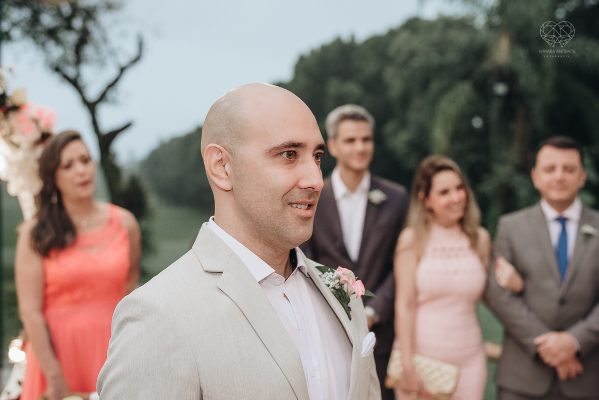 casamento rustico de dia com chuva em santos sao vicente golf clube noivo com terno bege e noiva com vestido de renda fotos da fotografa premiada nayara andrade 