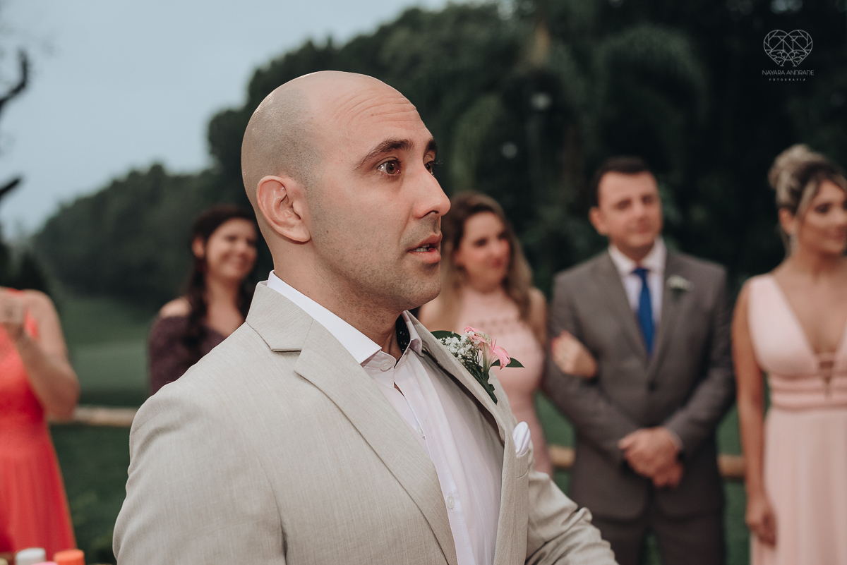 casamento rustico de dia com chuva em santos sao vicente golf clube noivo com terno bege e noiva com vestido de renda fotos da fotografa premiada nayara andrade 