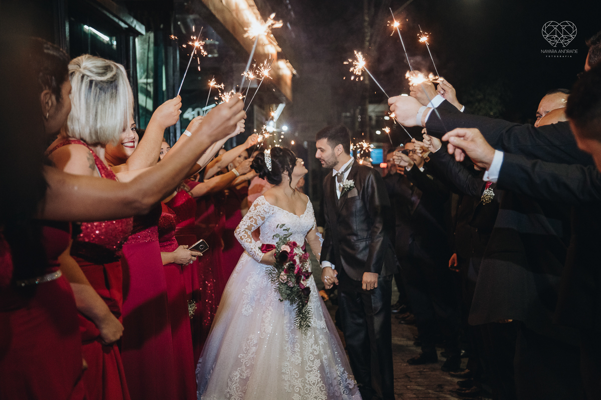 fotos de noiva de casamento noivos feitas no centro historico de santos fotos artisticas com carro antigo noiva de vestido princesa e fotos feitas pela fotografa premiada nayara andrade