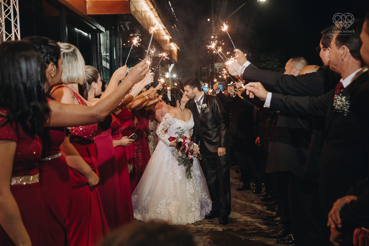 fotos de noiva de casamento noivos feitas no centro historico de santos fotos artisticas com carro antigo noiva de vestido princesa e fotos feitas pela fotografa premiada nayara andrade