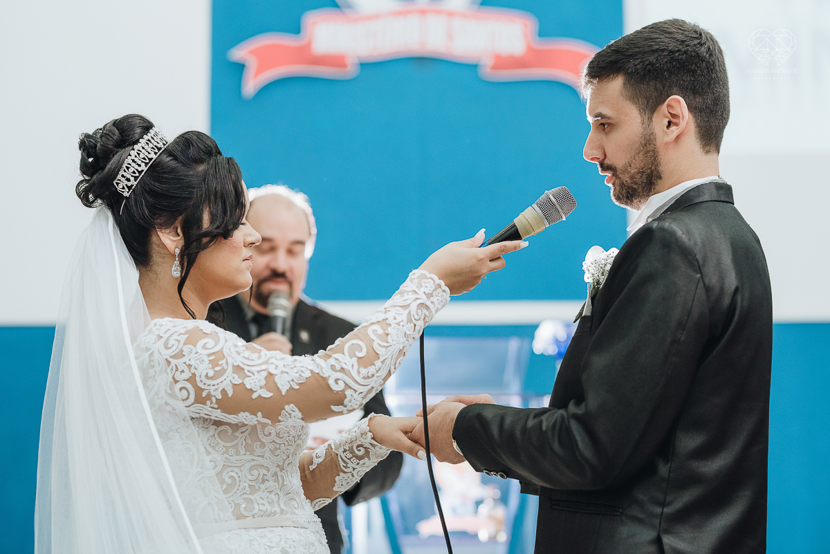 casamento com cerimonia  feita na igreja assembleia de Deus em Santos ministerio de santos, casamento classico e fotos artisticas da fotografa nayara andrade