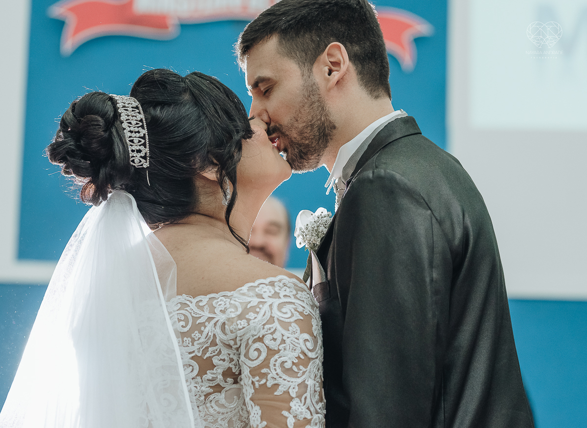 casamento com cerimonia  feita na igreja assembleia de Deus em Santos ministerio de santos, casamento classico e fotos artisticas da fotografa nayara andrade