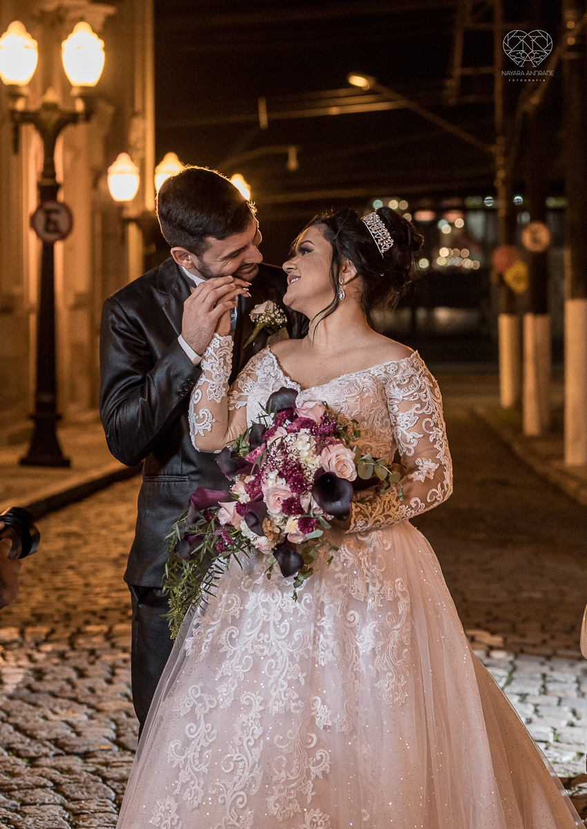 fotos de noiva de casamento noivos feitas no centro historico de santos fotos artisticas com carro antigo noiva de vestido princesa e fotos feitas pela fotografa premiada nayara andrade