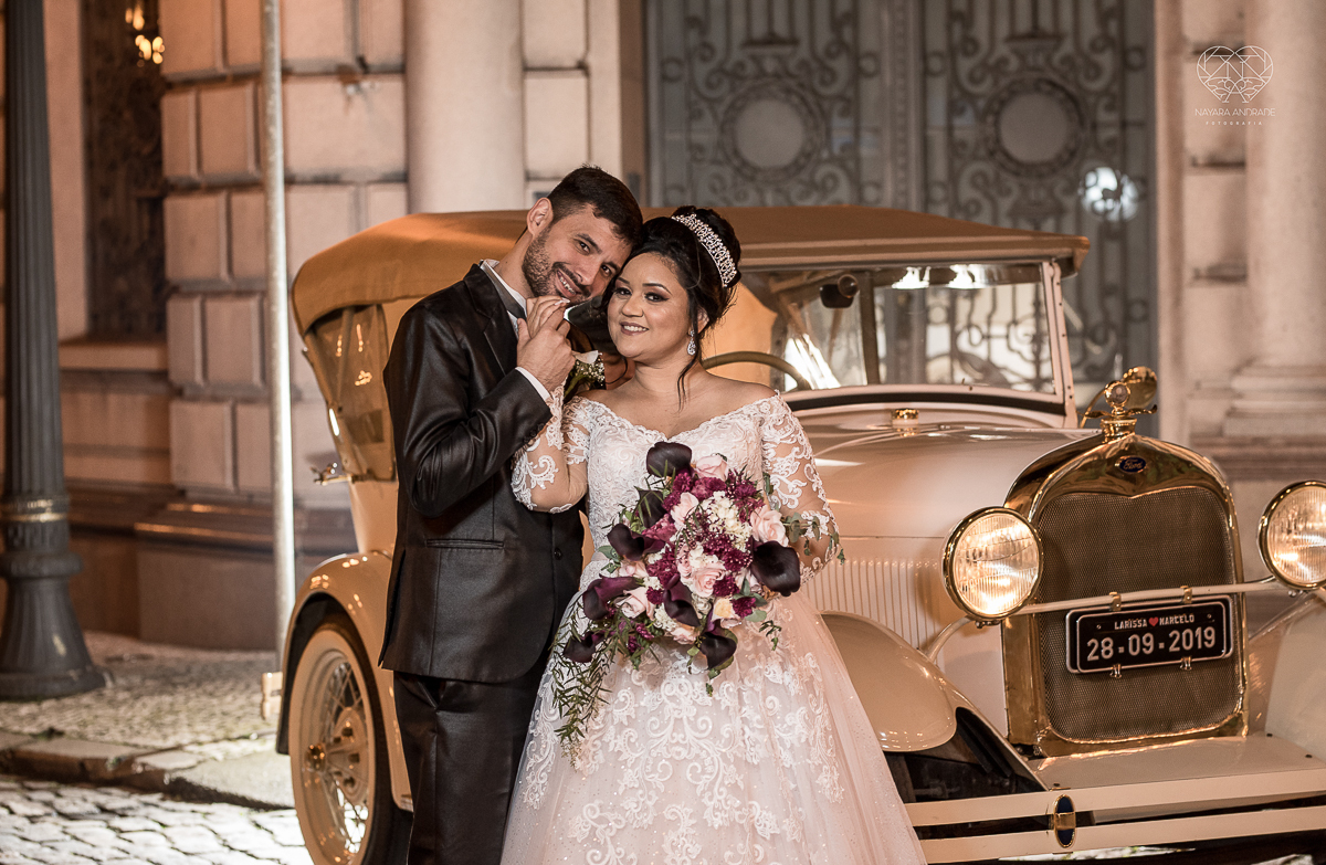 fotos de noiva de casamento noivos feitas no centro historico de santos fotos artisticas com carro antigo noiva de vestido princesa e fotos feitas pela fotografa premiada nayara andrade