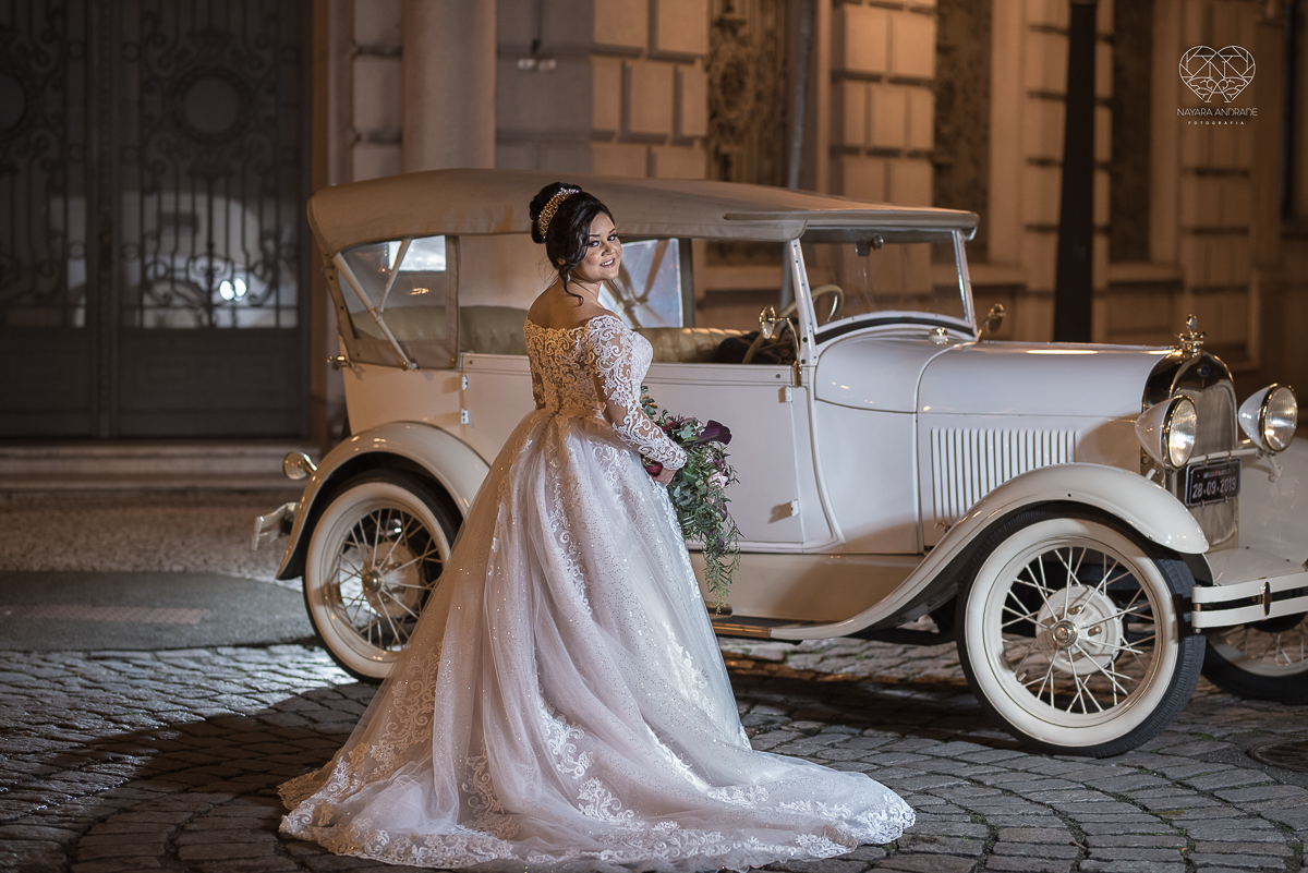 fotos de noiva de casamento noivos feitas no centro historico de santos fotos artisticas com carro antigo noiva de vestido princesa e fotos feitas pela fotografa premiada nayara andrade