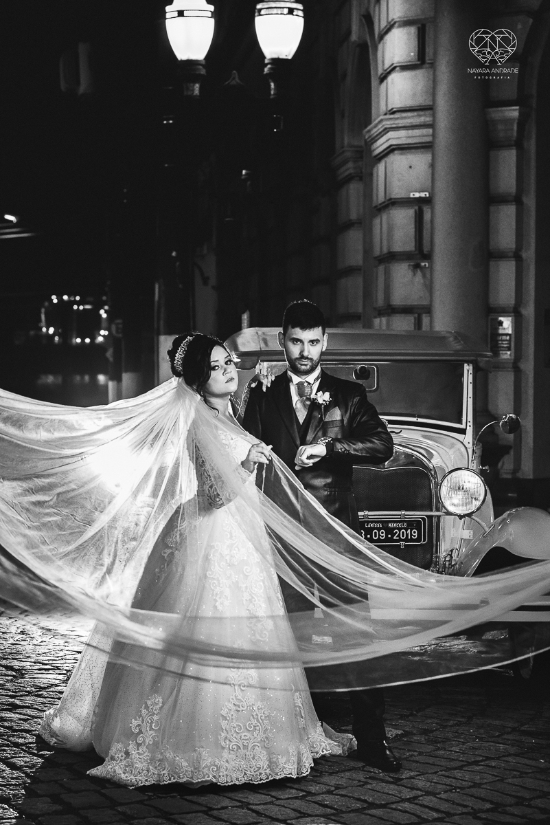 fotos de noiva de casamento noivos feitas no centro historico de santos fotos artisticas com carro antigo noiva de vestido princesa e fotos feitas pela fotografa premiada nayara andrade