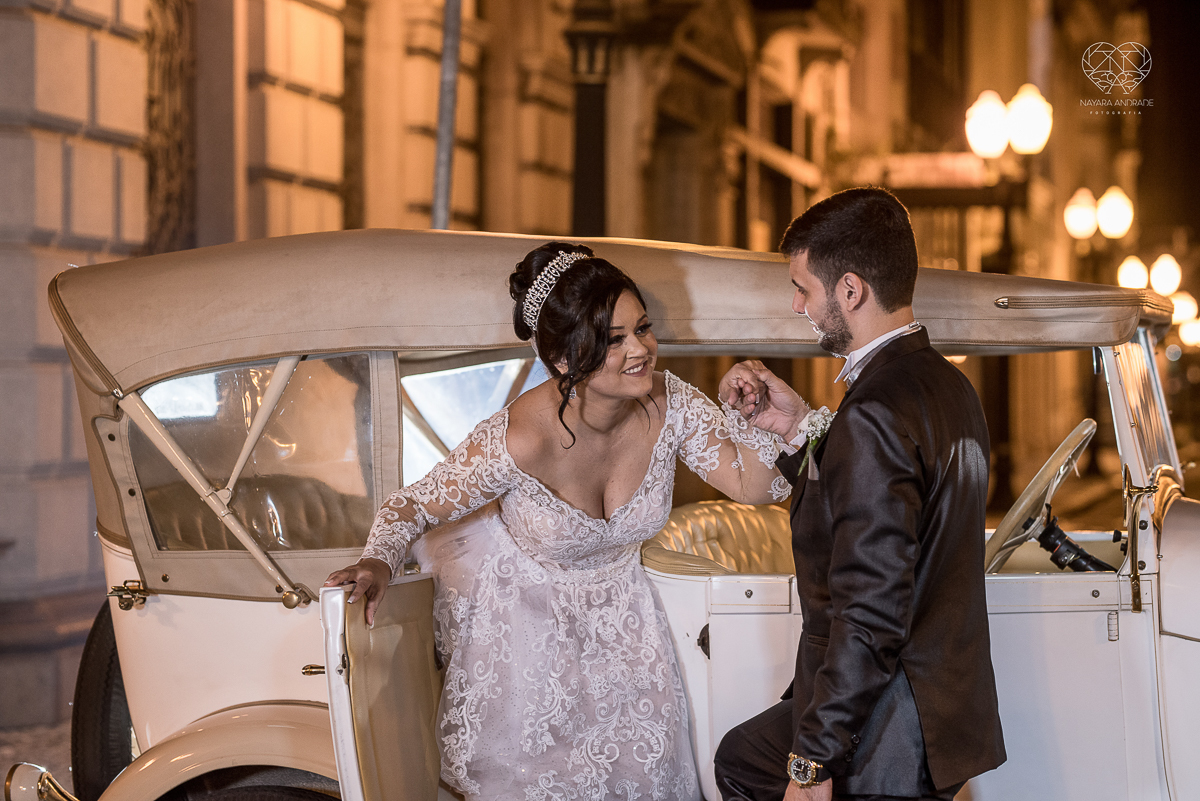 fotos de noiva de casamento noivos feitas no centro historico de santos fotos artisticas com carro antigo noiva de vestido princesa e fotos feitas pela fotografa premiada nayara andrade