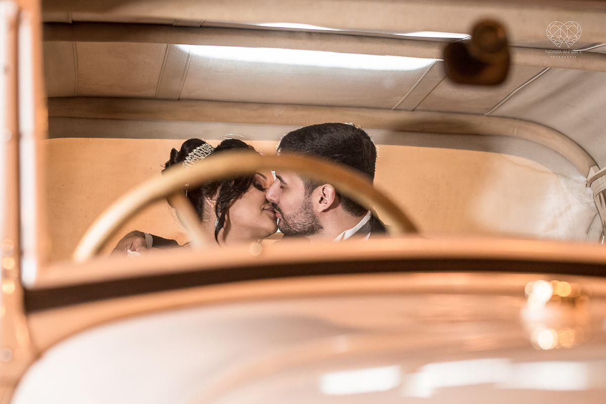 fotos de noiva de casamento noivos feitas no centro historico de santos fotos artisticas com carro antigo noiva de vestido princesa e fotos feitas pela fotografa premiada nayara andrade