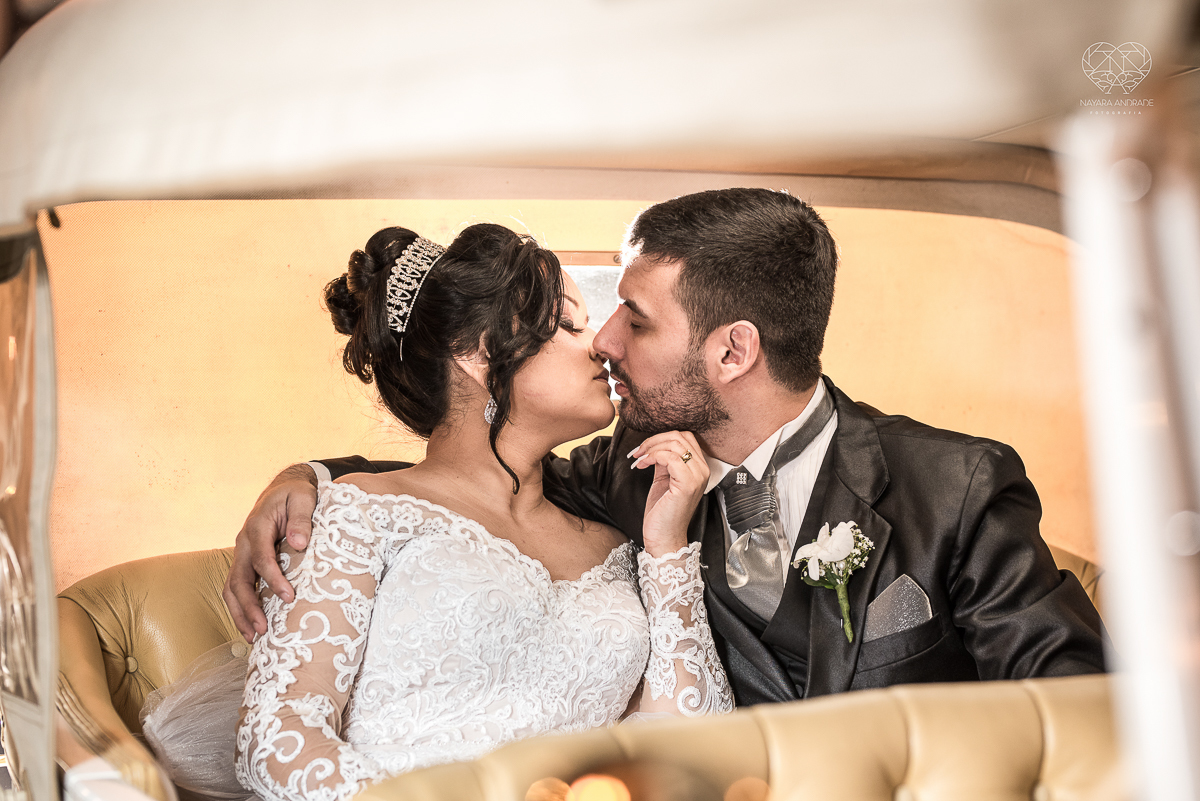 fotos de noiva de casamento noivos feitas no centro historico de santos fotos artisticas com carro antigo noiva de vestido princesa e fotos feitas pela fotografa premiada nayara andrade