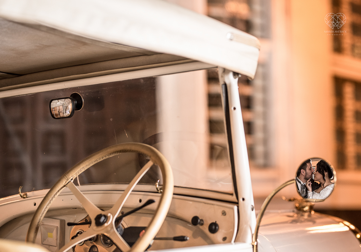 fotos de noiva de casamento noivos feitas no centro historico de santos fotos artisticas com carro antigo noiva de vestido princesa e fotos feitas pela fotografa premiada nayara andrade