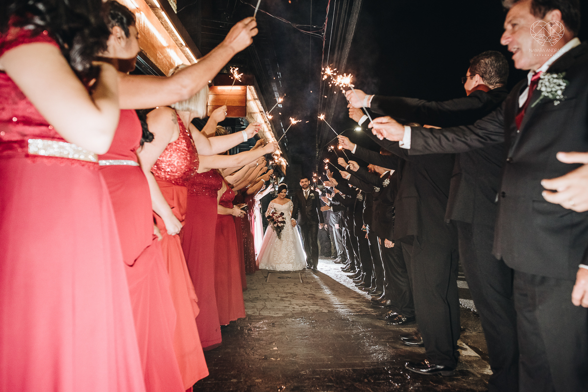 fotos de noiva de casamento noivos feitas no centro historico de santos fotos artisticas com carro antigo noiva de vestido princesa e fotos feitas pela fotografa premiada nayara andrade