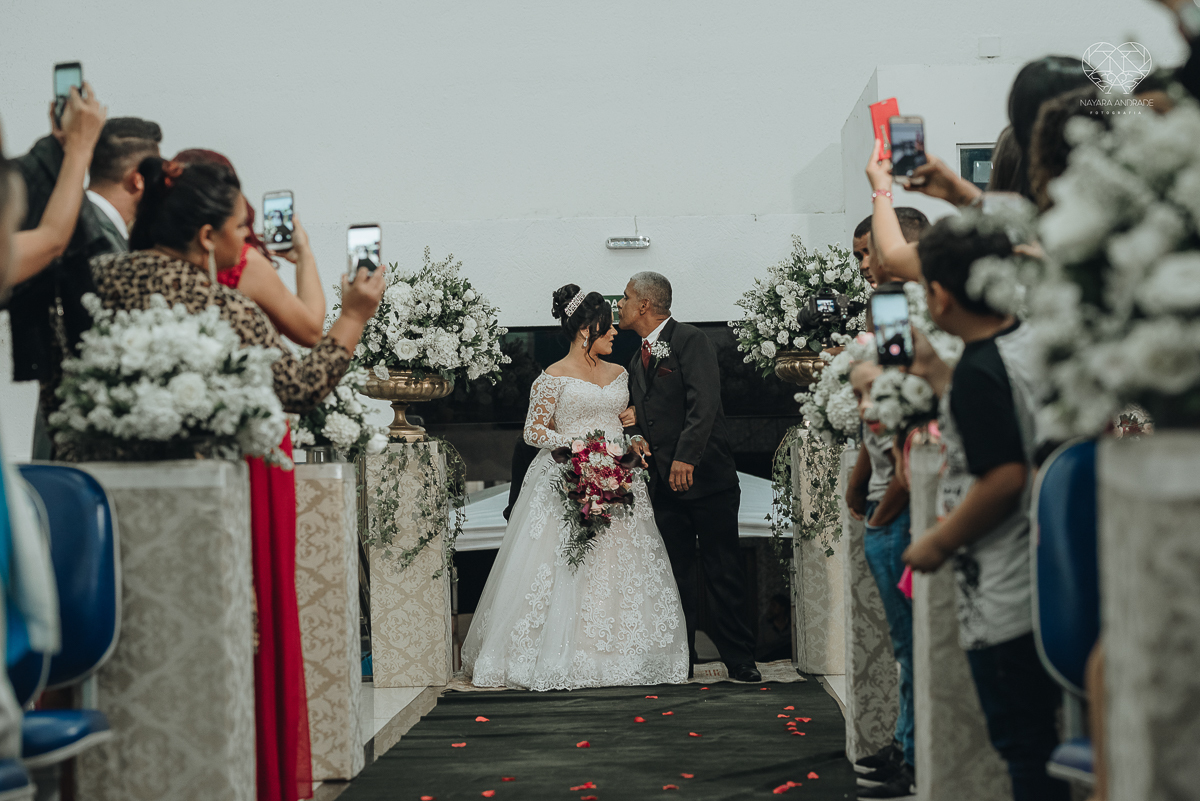 casamento com cerimonia  feita na igreja assembleia de Deus em Santos ministerio de santos, casamento classico e fotos artisticas da fotografa nayara andrade
