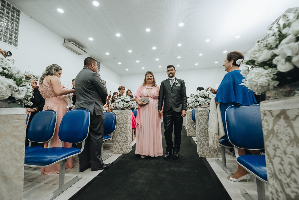 casamento com cerimonia  feita na igreja assembleia de Deus em Santos ministerio de santos, casamento classico e fotos artisticas da fotografa nayara andrade