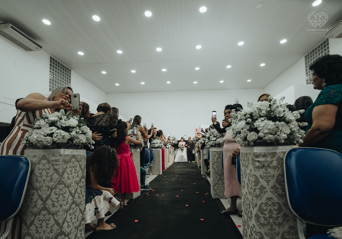 casamento com cerimonia  feita na igreja assembleia de Deus em Santos ministerio de santos, casamento classico e fotos artisticas da fotografa nayara andrade