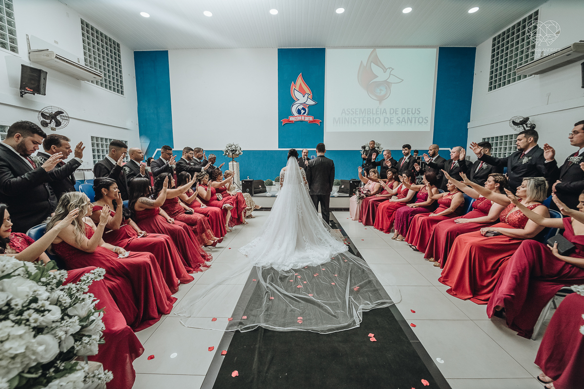 casamento com cerimonia  feita na igreja assembleia de Deus em Santos ministerio de santos, casamento classico e fotos artisticas da fotografa nayara andrade