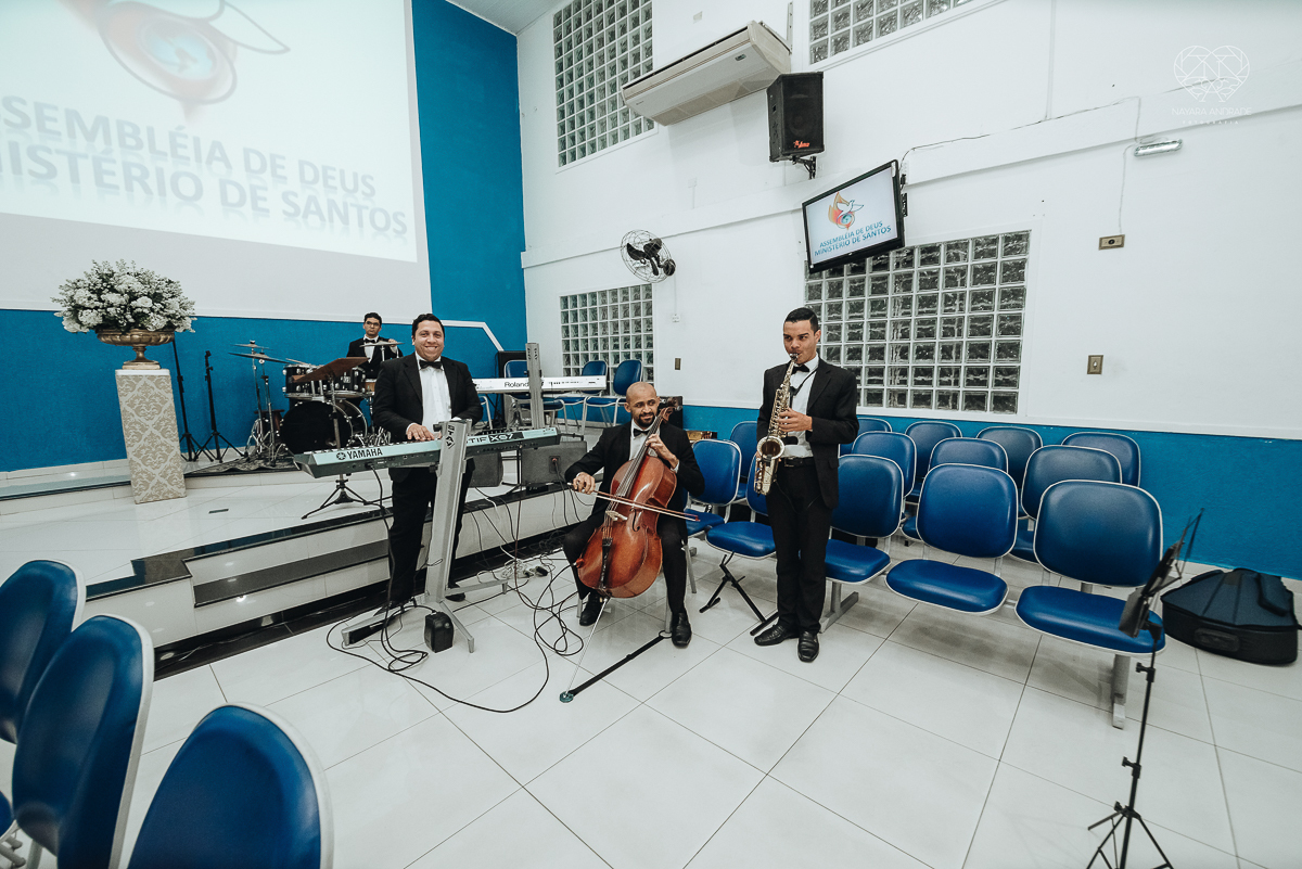 casamento com cerimonia  feita na igreja assembleia de Deus em Santos ministerio de santos, casamento classico e fotos artisticas da fotografa nayara andrade