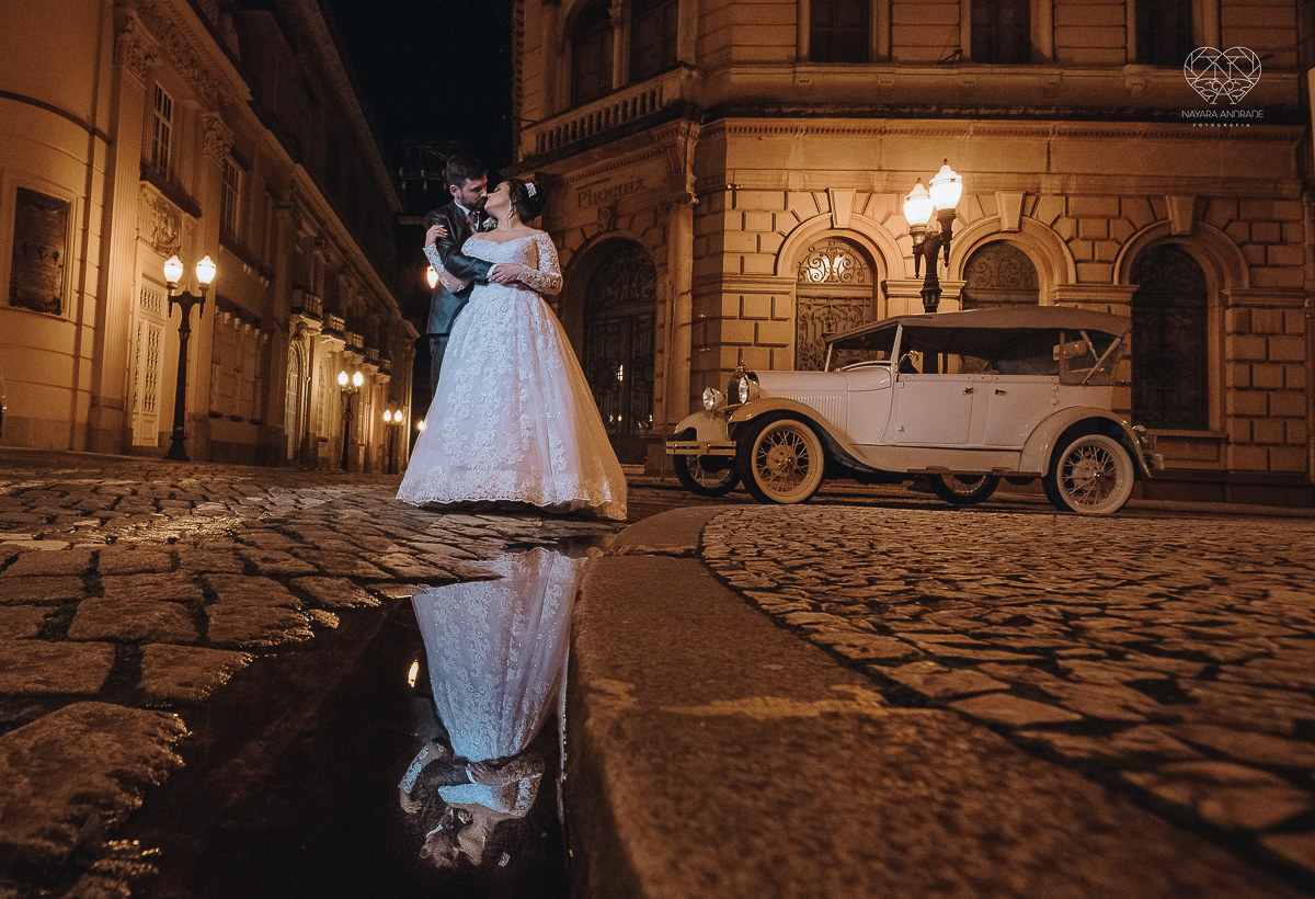 fotos de noiva de casamento noivos feitas no centro historico de santos fotos artisticas com carro antigo noiva de vestido princesa e fotos feitas pela fotografa premiada nayara andrade