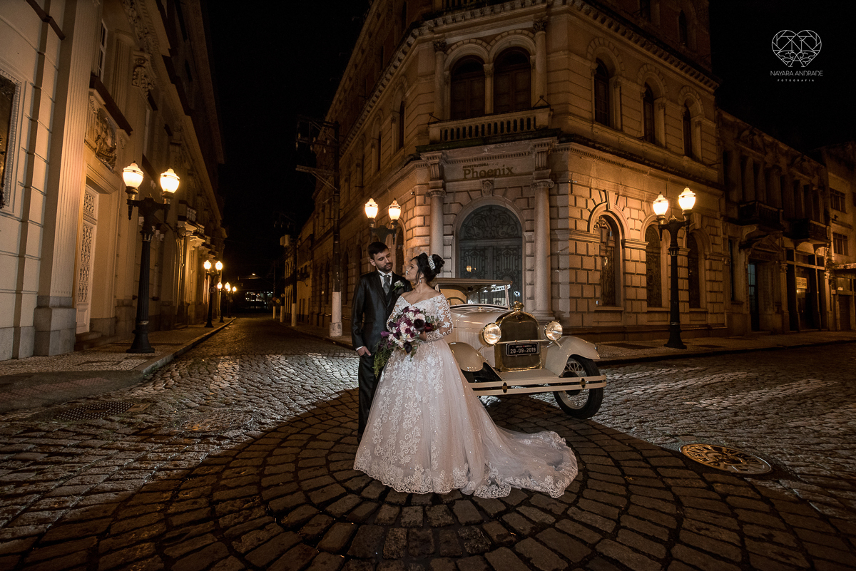 fotos de noiva de casamento noivos feitas no centro historico de santos fotos artisticas com carro antigo noiva de vestido princesa e fotos feitas pela fotografa premiada nayara andrade