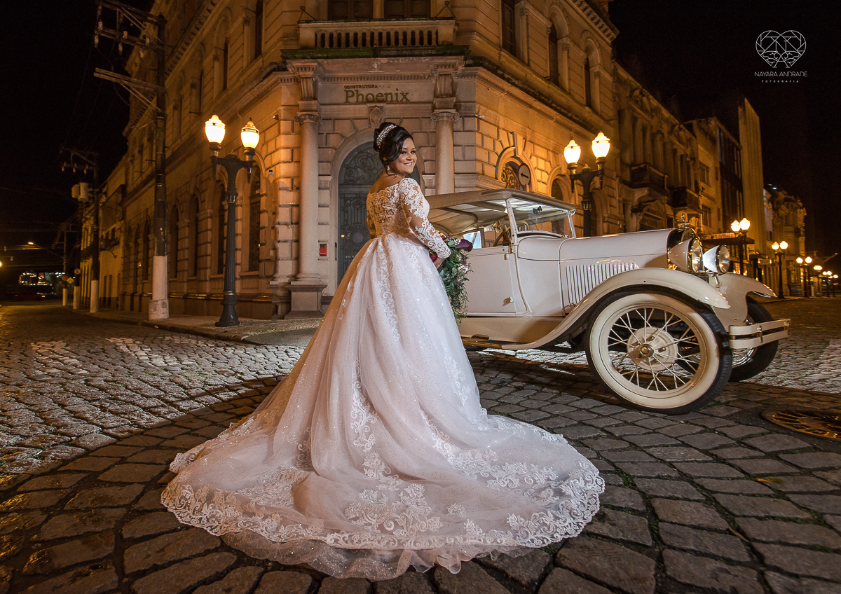 fotos de noiva de casamento noivos feitas no centro historico de santos fotos artisticas com carro antigo noiva de vestido princesa e fotos feitas pela fotografa premiada nayara andrade