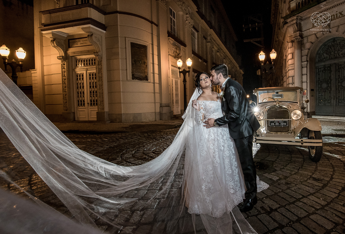 fotos de noiva de casamento noivos feitas no centro historico de santos fotos artisticas com carro antigo noiva de vestido princesa e fotos feitas pela fotografa premiada nayara andrade