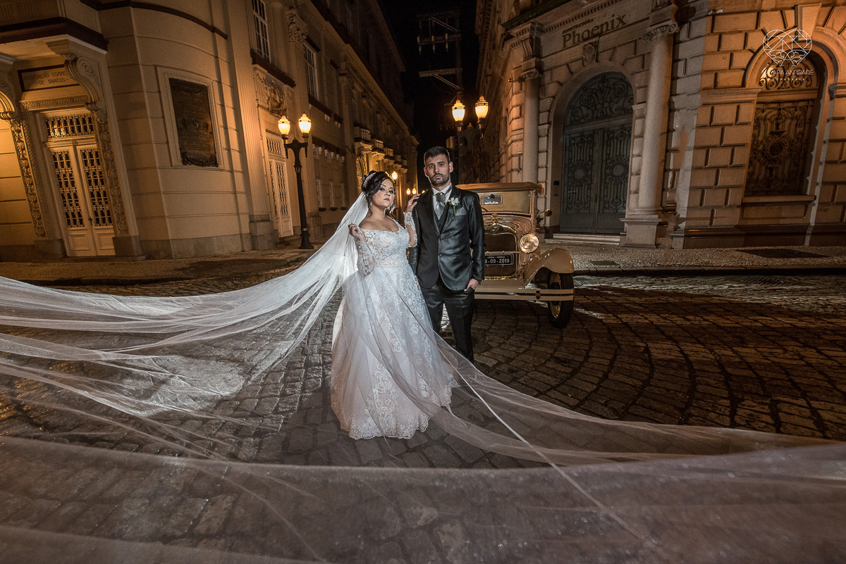 fotos de noiva de casamento noivos feitas no centro historico de santos fotos artisticas com carro antigo noiva de vestido princesa e fotos feitas pela fotografa premiada nayara andrade