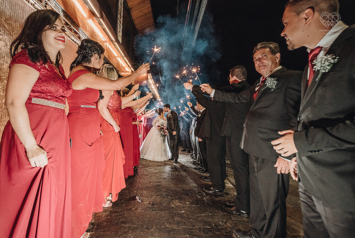 fotos de noiva de casamento noivos feitas no centro historico de santos fotos artisticas com carro antigo noiva de vestido princesa e fotos feitas pela fotografa premiada nayara andrade
