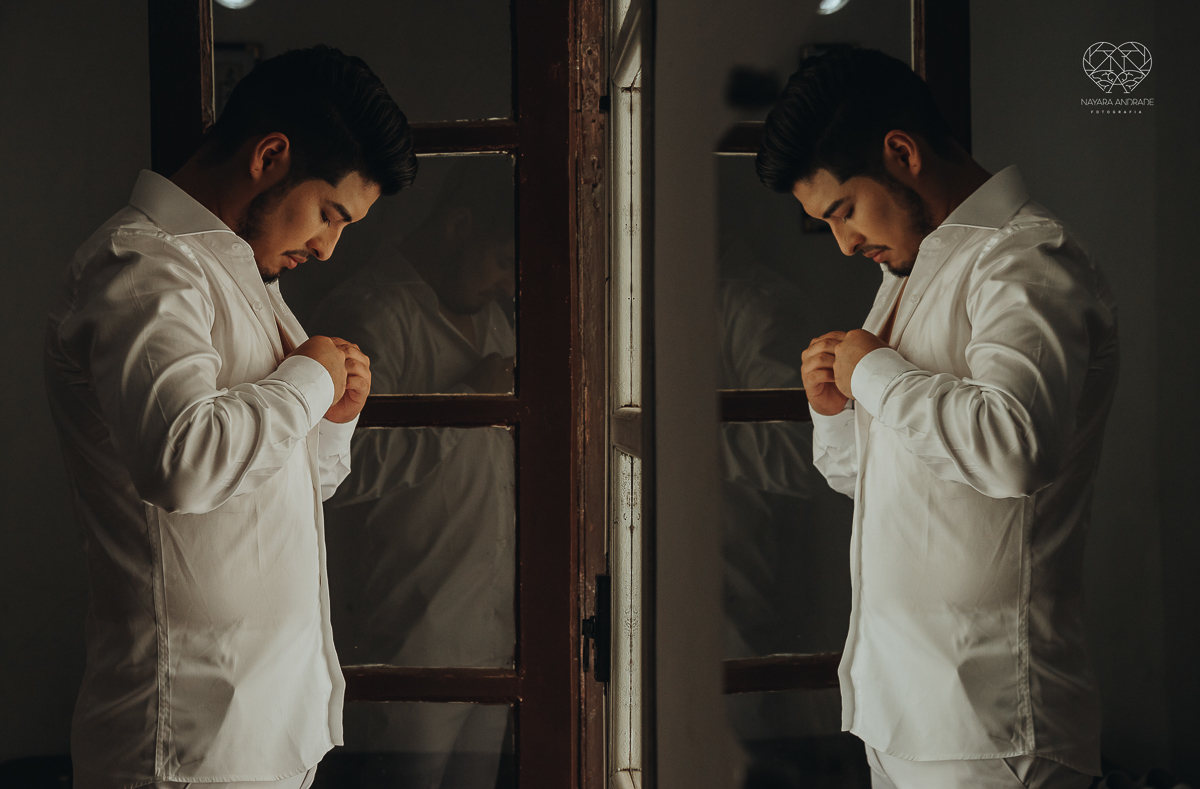 casamento de dia no ravena garden ao ar livre noivo com roupa branca noiva com mantilha fotos pela fotografa premiada nayara andrade de santos casamento com passarela espelhada