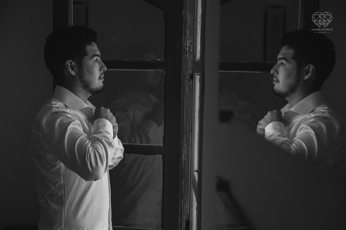 casamento de dia no ravena garden ao ar livre noivo com roupa branca noiva com mantilha fotos pela fotografa premiada nayara andrade de santos casamento com passarela espelhada