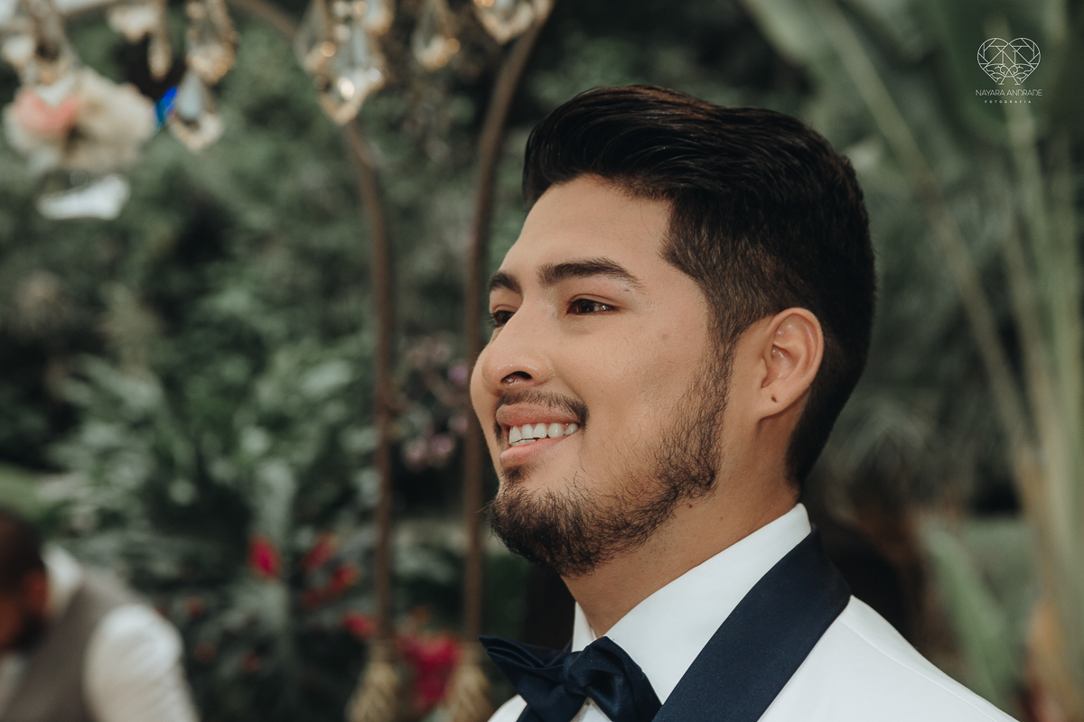 casamento de dia no ravena garden ao ar livre noivo com roupa branca noiva com mantilha fotos pela fotografa premiada nayara andrade de santos casamento com passarela espelhada