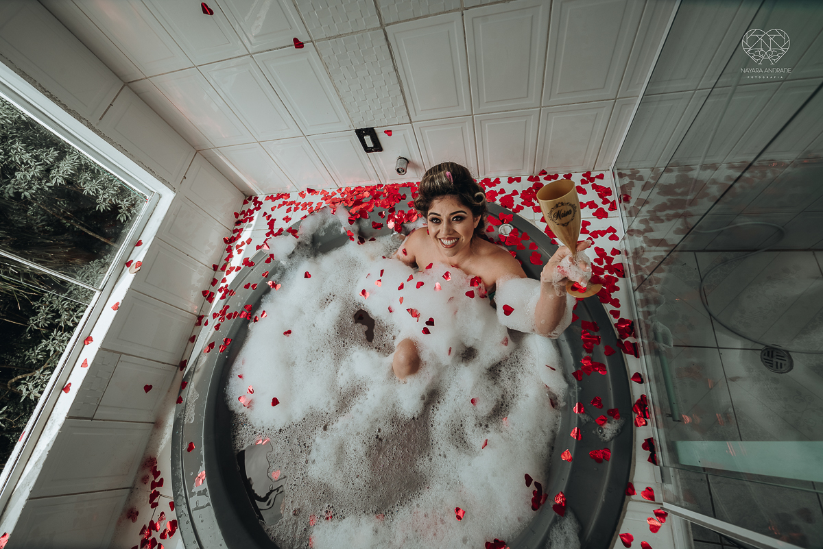 casamento de dia no ravena garden ao ar livre noivo com roupa branca noiva com mantilha fotos pela fotografa premiada nayara andrade de santos casamento com passarela espelhada