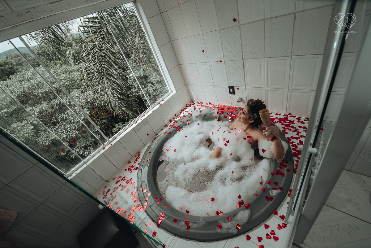 casamento de dia no ravena garden ao ar livre noivo com roupa branca noiva com mantilha fotos pela fotografa premiada nayara andrade de santos casamento com passarela espelhada