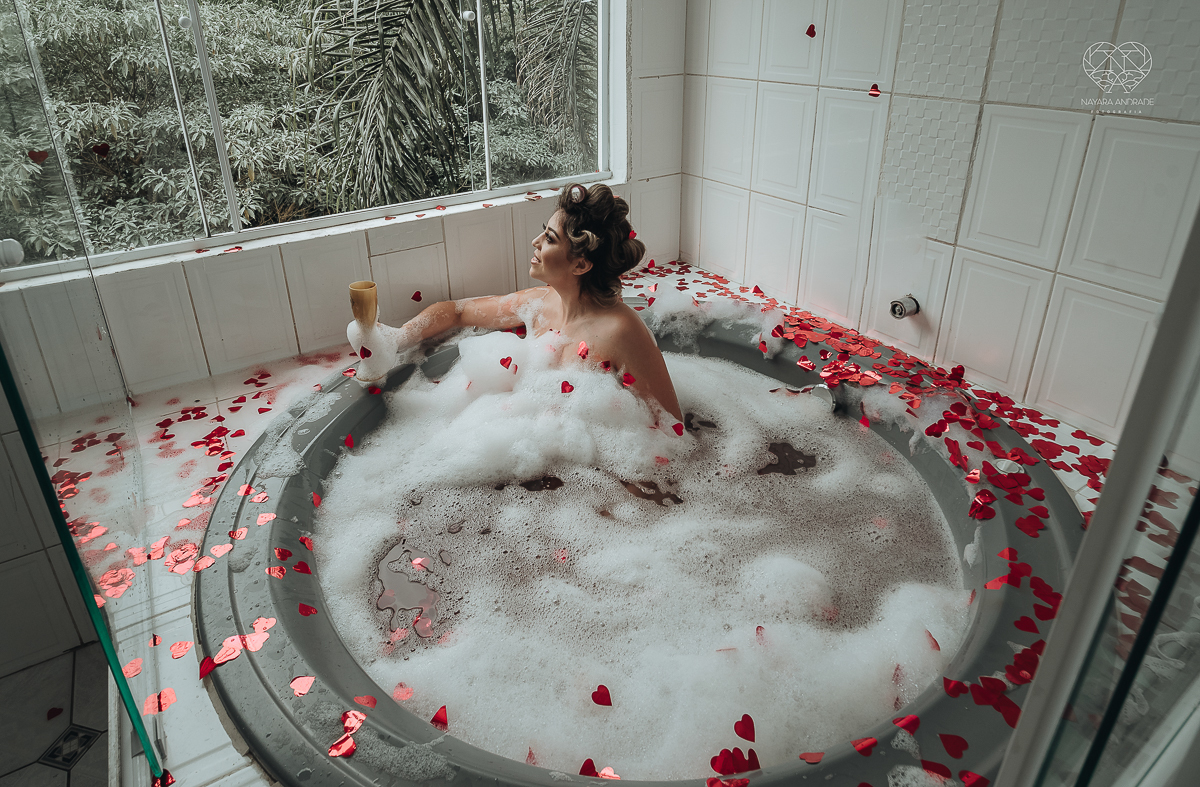 casamento de dia no ravena garden ao ar livre noivo com roupa branca noiva com mantilha fotos pela fotografa premiada nayara andrade de santos casamento com passarela espelhada