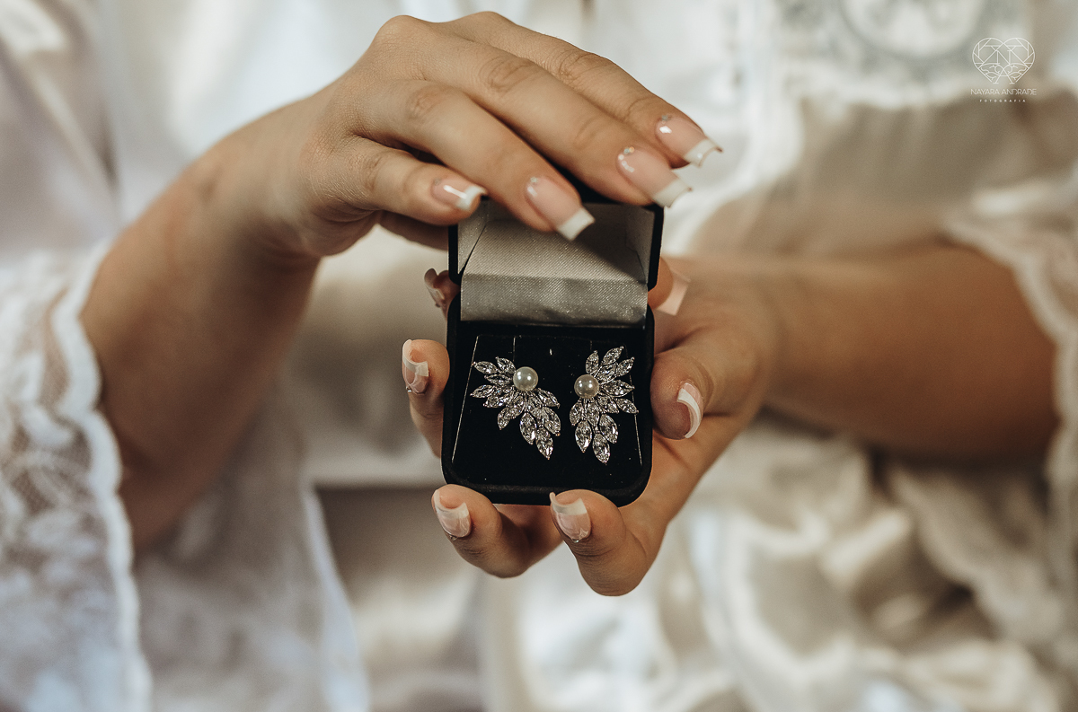 casamento de dia no ravena garden ao ar livre noivo com roupa branca noiva com mantilha fotos pela fotografa premiada nayara andrade de santos casamento com passarela espelhada