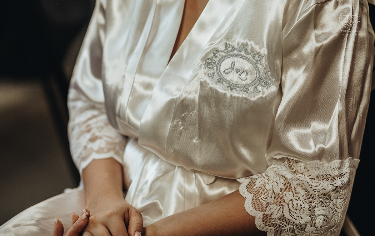 casamento de dia no ravena garden ao ar livre noivo com roupa branca noiva com mantilha fotos pela fotografa premiada nayara andrade de santos casamento com passarela espelhada