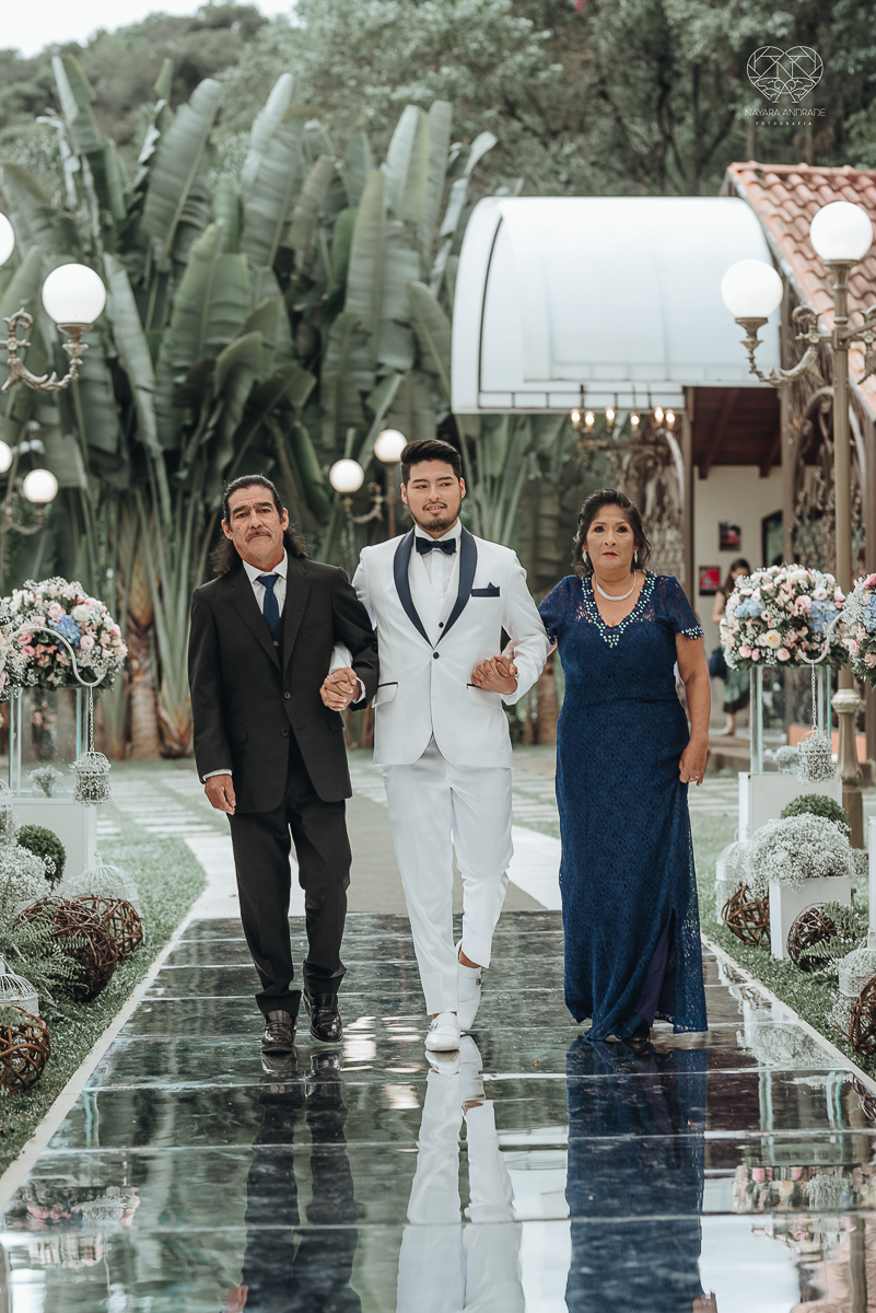 casamento de dia no ravena garden ao ar livre noivo com roupa branca noiva com mantilha fotos pela fotografa premiada nayara andrade de santos casamento com passarela espelhada