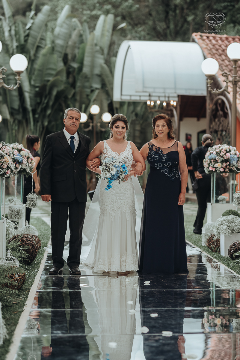 casamento de dia no ravena garden ao ar livre noivo com roupa branca noiva com mantilha fotos pela fotografa premiada nayara andrade de santos casamento com passarela espelhada