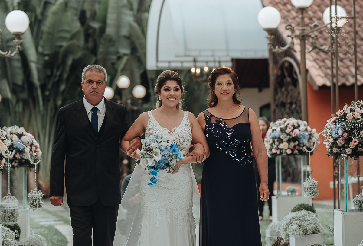 casamento de dia no ravena garden ao ar livre noivo com roupa branca noiva com mantilha fotos pela fotografa premiada nayara andrade de santos casamento com passarela espelhada