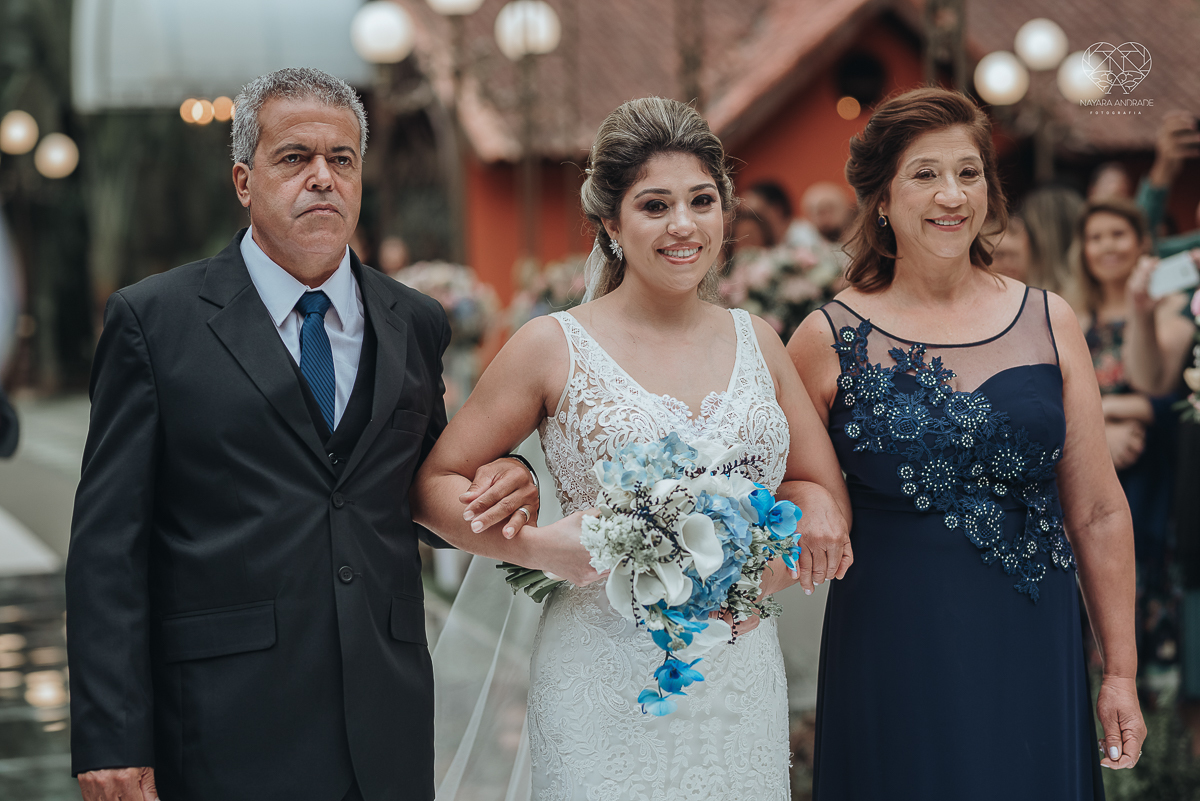 casamento de dia no ravena garden ao ar livre noivo com roupa branca noiva com mantilha fotos pela fotografa premiada nayara andrade de santos casamento com passarela espelhada