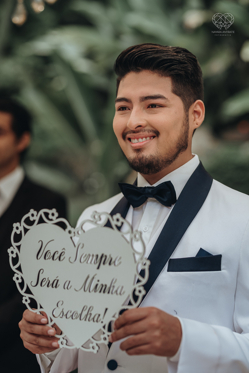 casamento de dia no ravena garden ao ar livre noivo com roupa branca noiva com mantilha fotos pela fotografa premiada nayara andrade de santos casamento com passarela espelhada