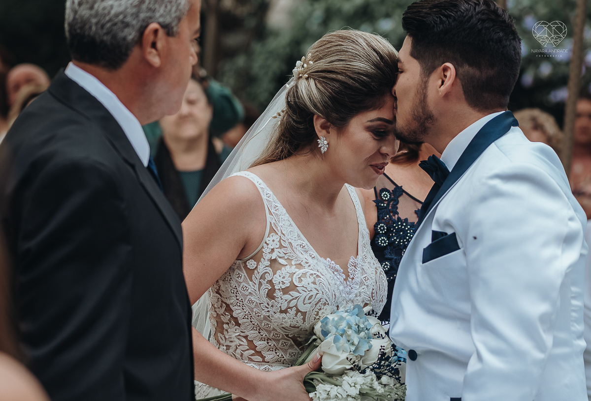 casamento de dia no ravena garden ao ar livre noivo com roupa branca noiva com mantilha fotos pela fotografa premiada nayara andrade de santos casamento com passarela espelhada