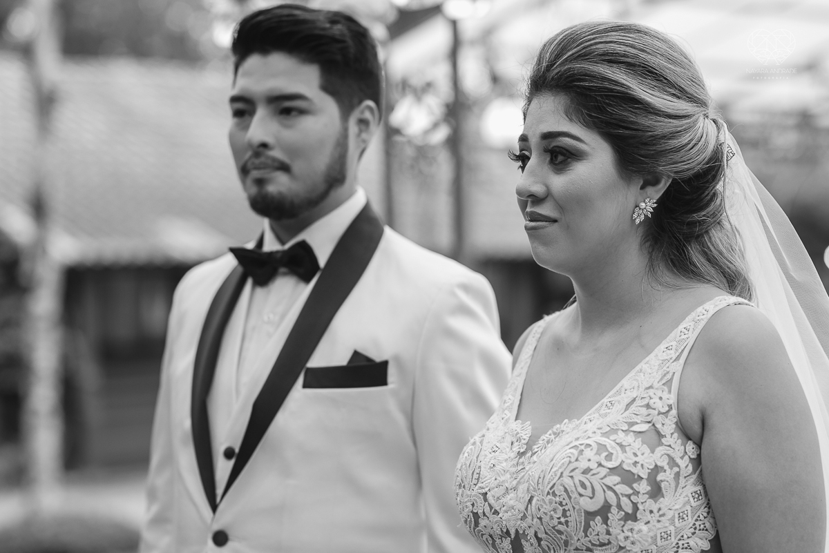 casamento de dia no ravena garden ao ar livre noivo com roupa branca noiva com mantilha fotos pela fotografa premiada nayara andrade de santos casamento com passarela espelhada