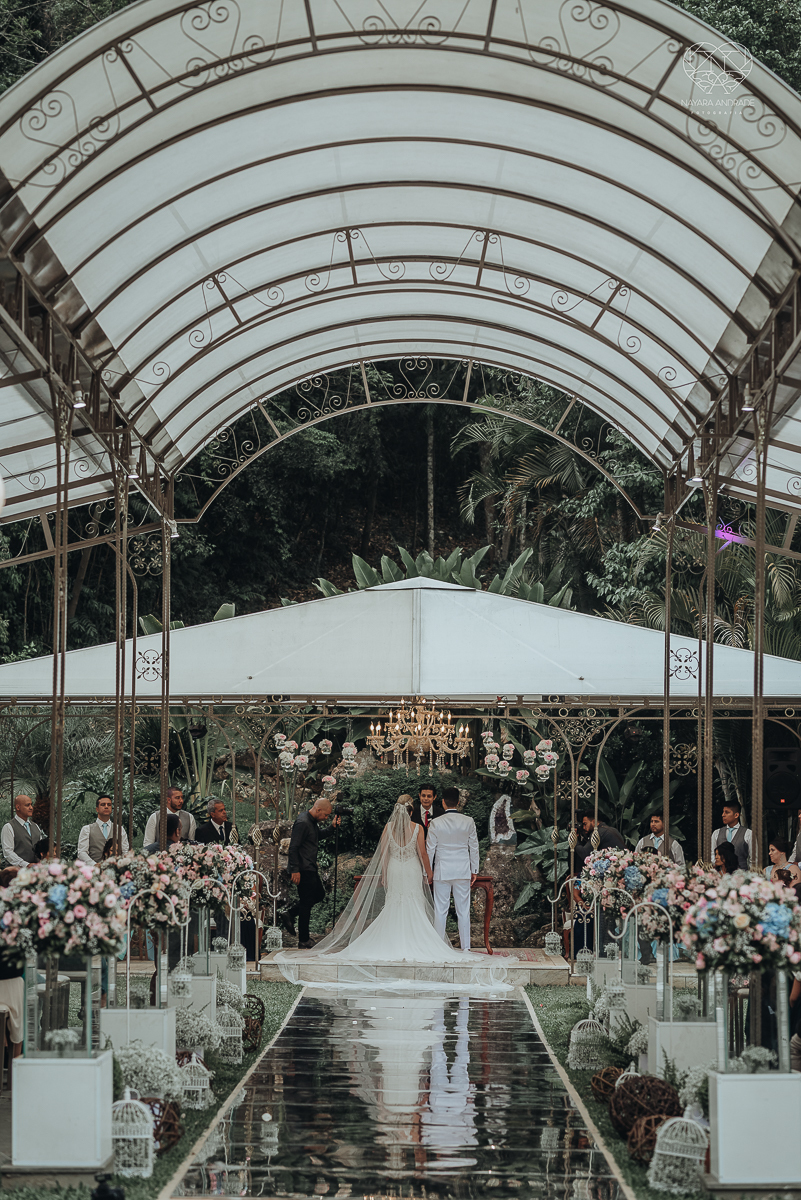 casamento de dia no ravena garden ao ar livre noivo com roupa branca noiva com mantilha fotos pela fotografa premiada nayara andrade de santos casamento com passarela espelhada