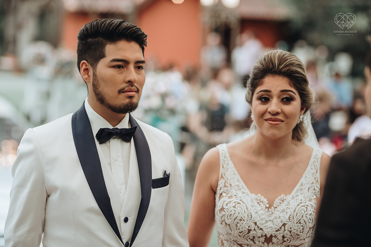 casamento de dia no ravena garden ao ar livre noivo com roupa branca noiva com mantilha fotos pela fotografa premiada nayara andrade de santos casamento com passarela espelhada